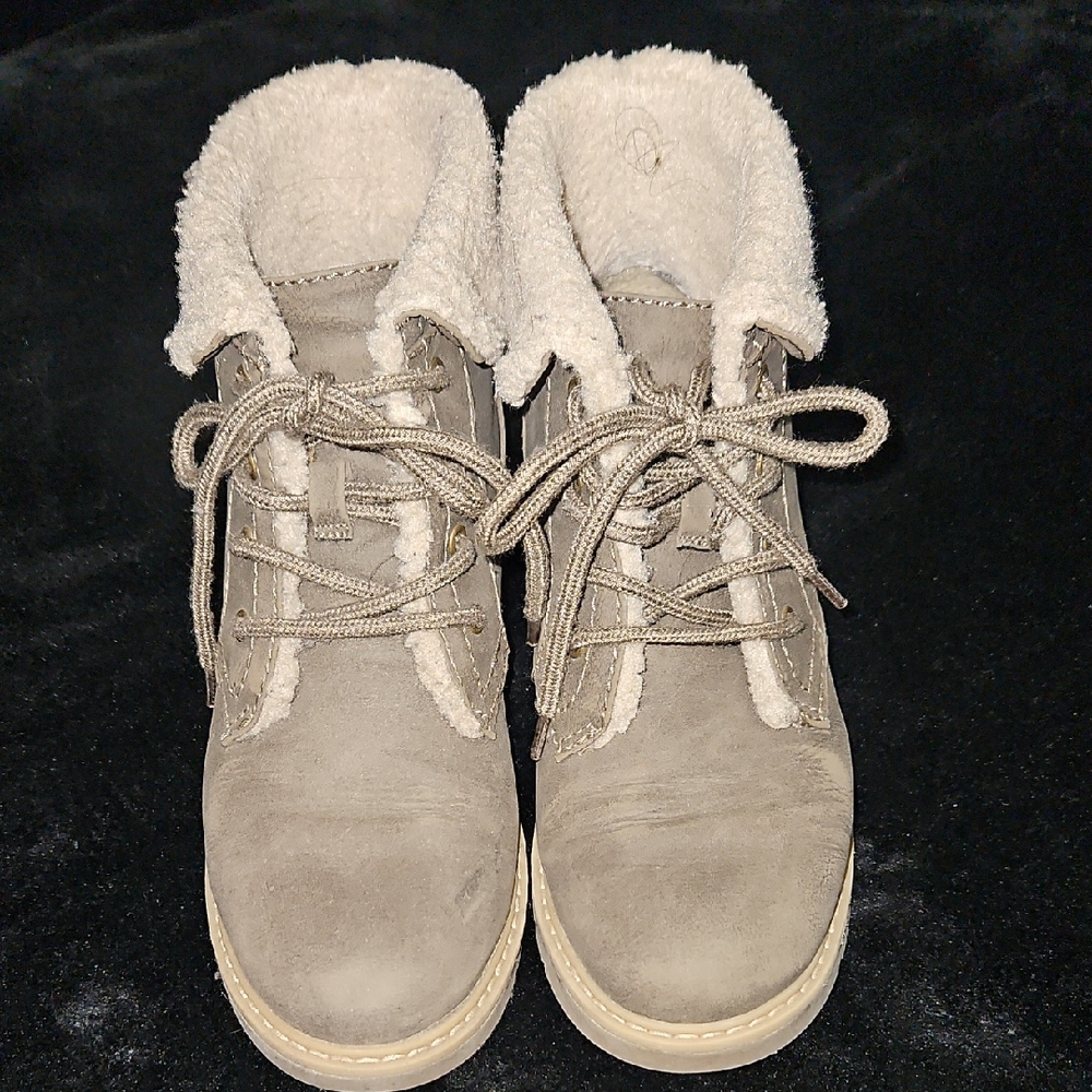 Cozy Women's Taupe Faux-Shearling Lace-Up Boot